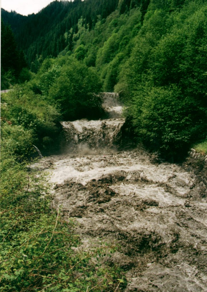 Wildbach mit Hochwasser
